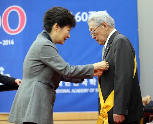 3) 대한민국학술원 개원 60주년 기념식 국민훈장 무궁화장 수여(출처 한국정책방송원 아카이브).jpg 이미지입니다.