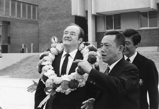 3) 19691030_KIST를 찾은 험프리 전 미국 부통령과 최형섭.jpg 이미지입니다.