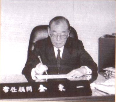 집무실에서 업무를 보고 있는 김동일 박사.png 이미지입니다.