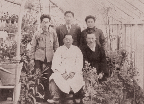 부산원예시험장에서 우장춘 박사.jpg 이미지입니다.