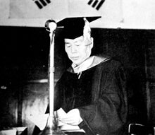 1963년 한양대학교 명예공학박사 학위를 받은 안동혁 교수.jpg 이미지입니다.