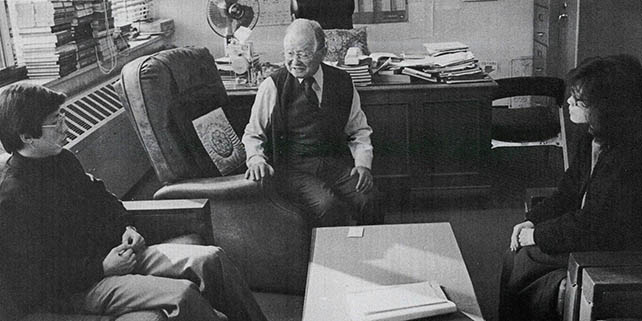 KAIST 재직 당시 학생들과 이야기를 나누는 이태규 교수.jpg 이미지입니다.