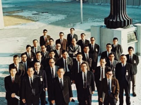 KIST 초창기 연구원들(두번째줄 맨 왼쪽).jpg 이미지입니다.