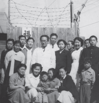 1952년도 부산 복음진료소 앞에서 직원들과 함께.png 이미지입니다.